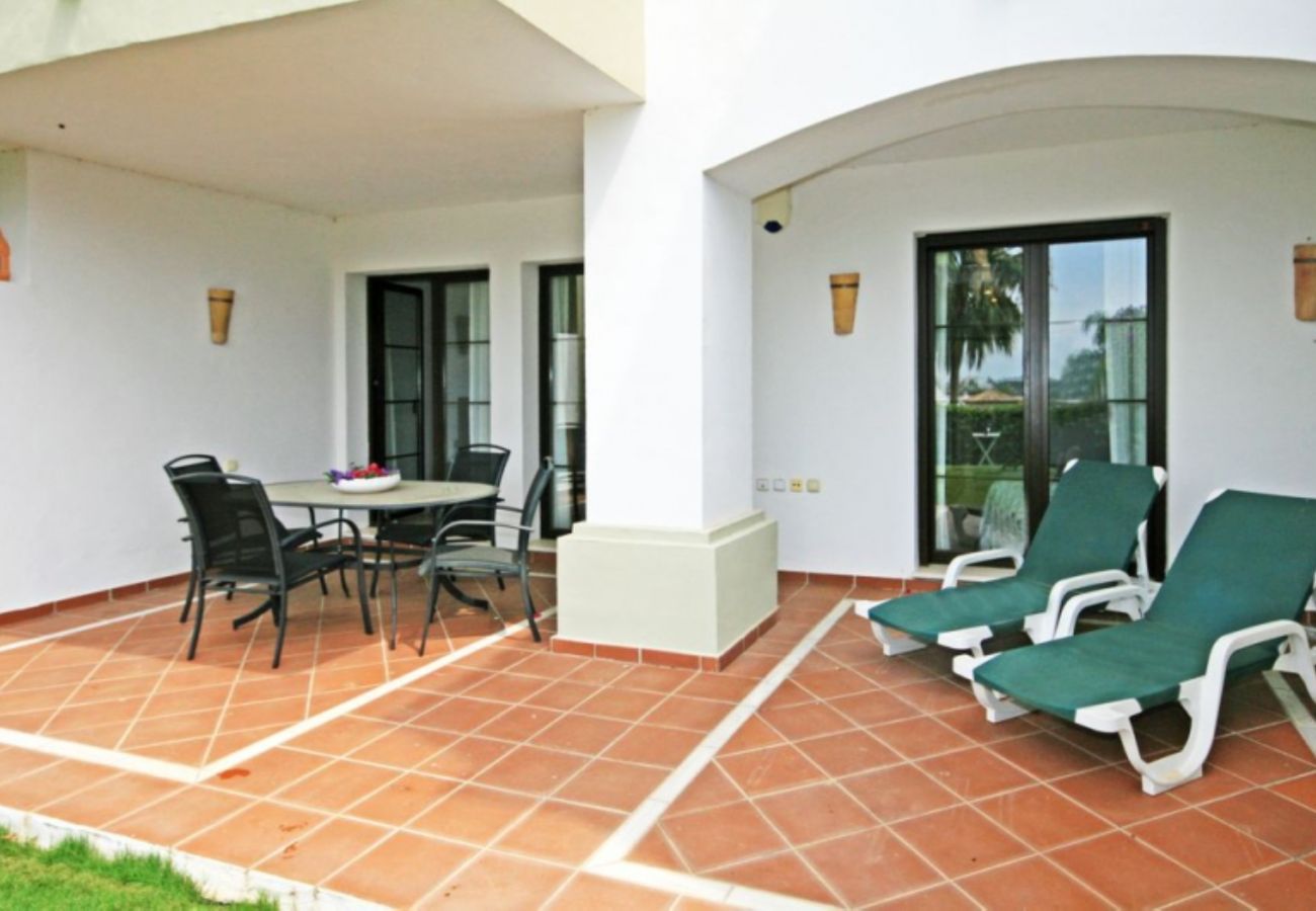 Apartamento en Benahavís - Apartamento con jardín en La Torre, Club de Golf Los Arqueros