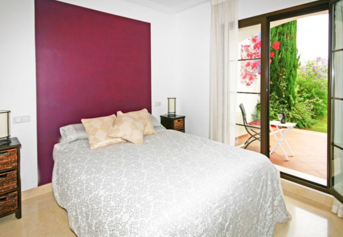 Apartamento en Benahavís - Apartamento con jardín en La Torre, Club de Golf Los Arqueros
