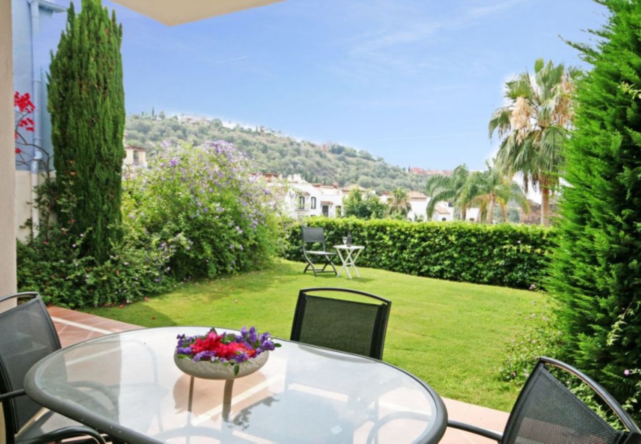 Apartamento en Benahavís - Apartamento con jardín en La Torre, Club de Golf Los Arqueros