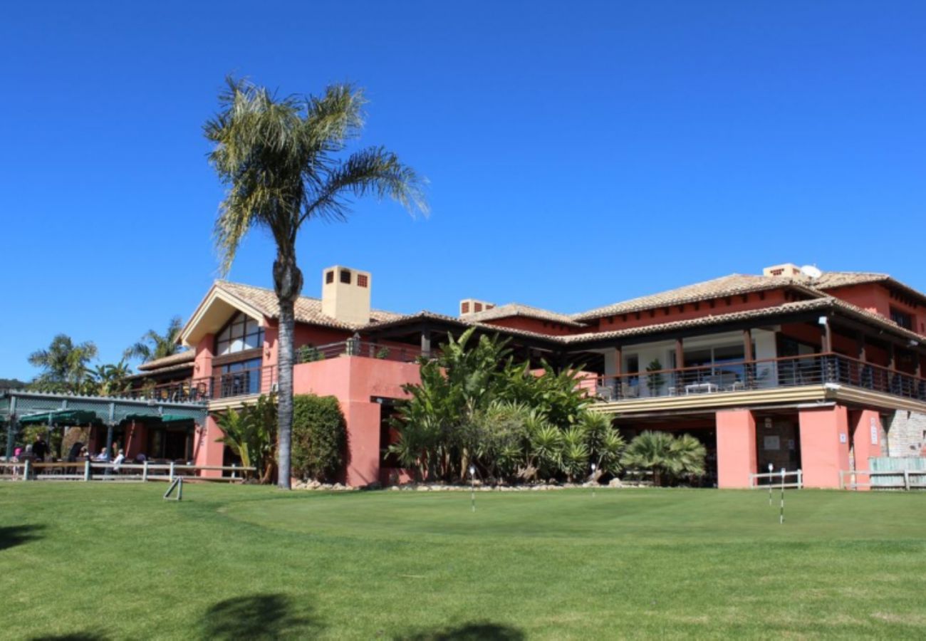 Apartamento en Benahavís - Apartamento con jardín en La Torre, Club de Golf Los Arqueros