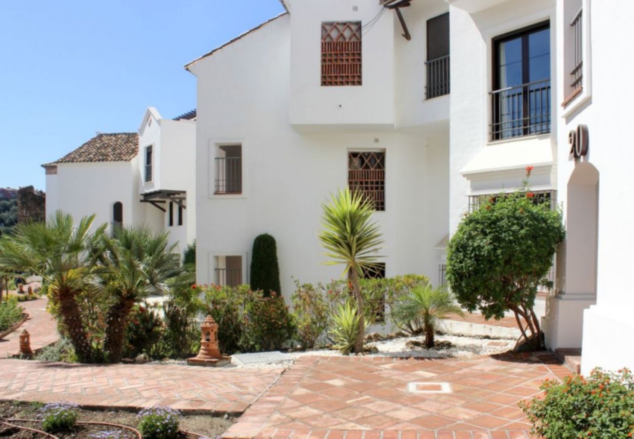 Apartamento en Benahavís - Apartamento con jardín en La Torre, Club de Golf Los Arqueros