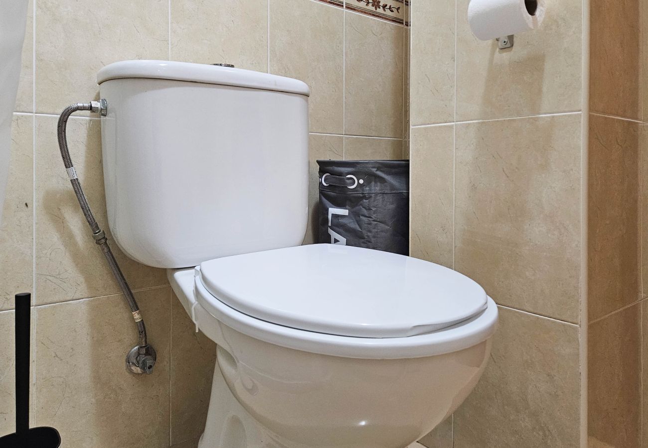 Apartamento en Benalmádena - Apartamento de 1 dormitorio con jardín  para 2 personas, estacionamiento, junto a la playa