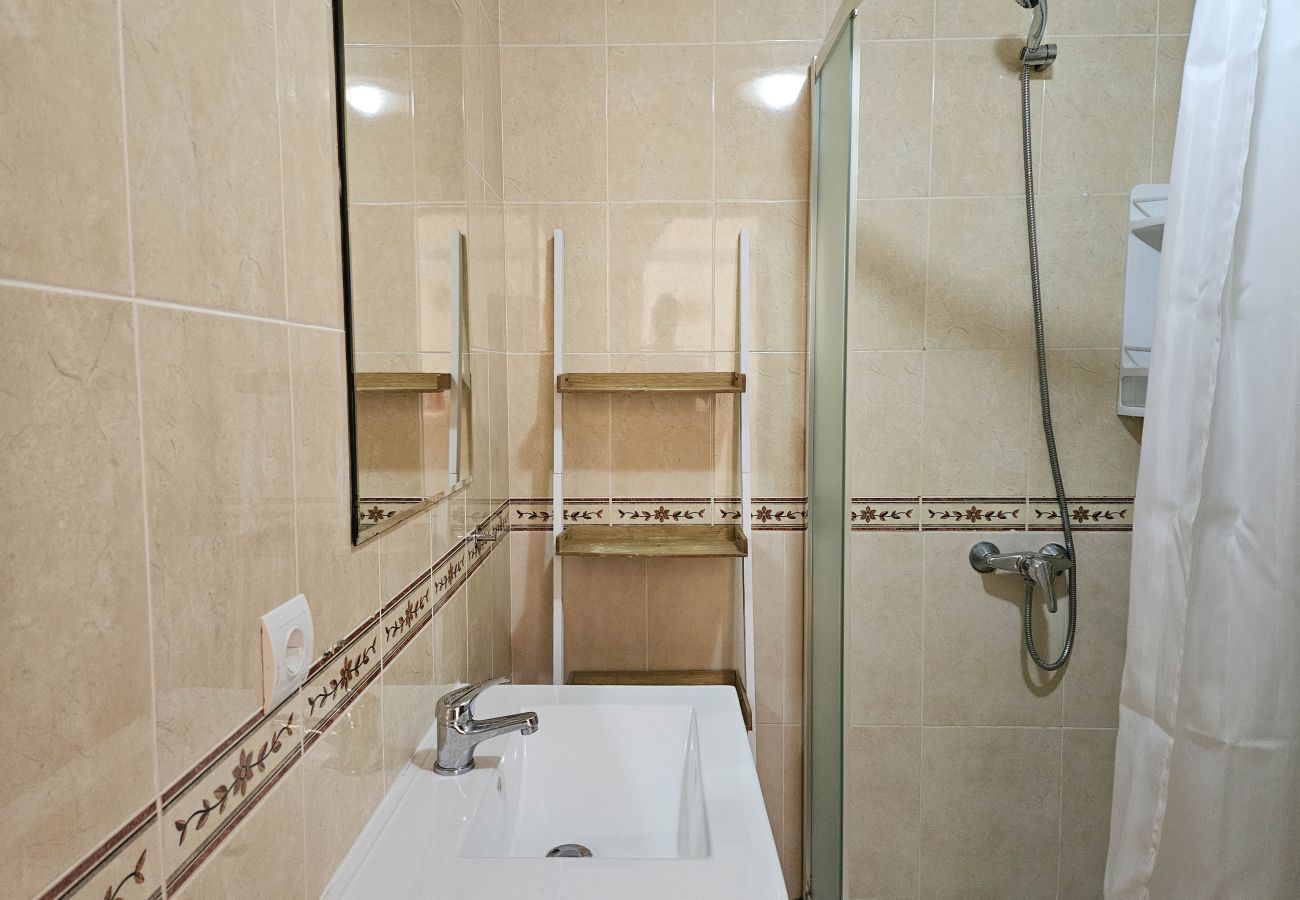 Apartamento en Benalmádena - Apartamento de 1 dormitorio con jardín  para 2 personas, estacionamiento, junto a la playa
