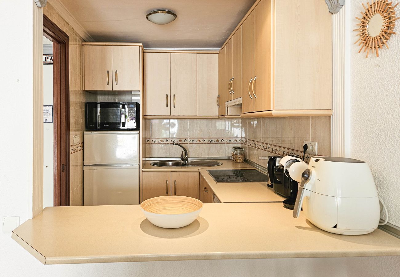 Apartamento en Benalmádena - Apartamento de 1 dormitorio con jardín  para 2 personas, estacionamiento, junto a la playa