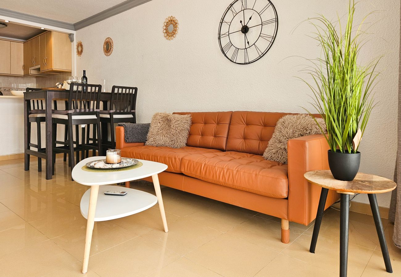 Apartamento en Benalmádena - Apartamento de 1 dormitorio con jardín  para 2 personas, estacionamiento, junto a la playa