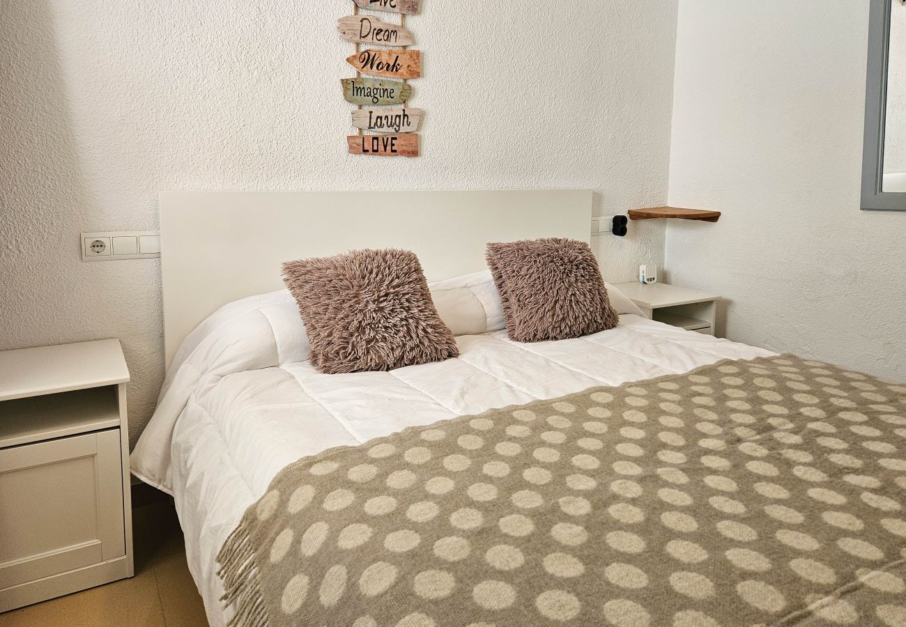Apartamento en Benalmádena - Apartamento de 1 dormitorio con jardín  para 2 personas, estacionamiento, junto a la playa