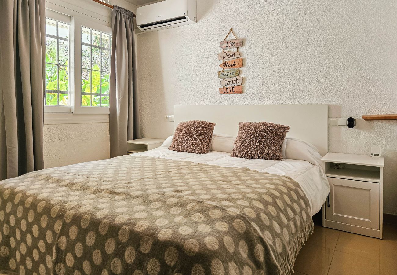 Apartamento en Benalmádena - Apartamento de 1 dormitorio con jardín  para 2 personas, estacionamiento, junto a la playa