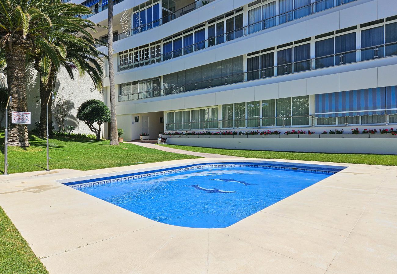 Apartamento en Benalmádena - Apartamento de 1 dormitorio con jardín  para 2 personas, estacionamiento, junto a la playa