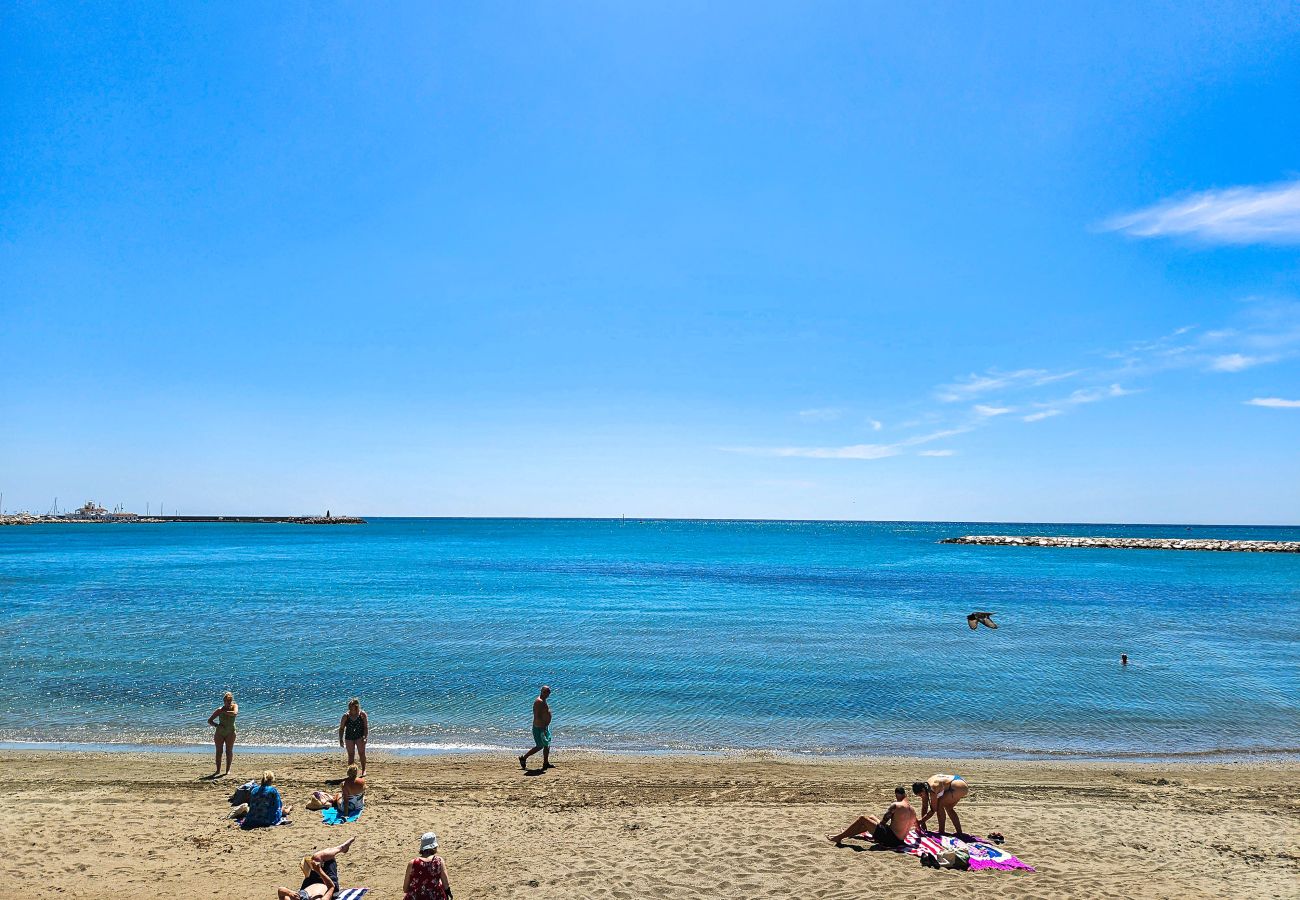 Apartamento en Benalmádena - Apartamento de 1 dormitorio con jardín  para 2 personas, estacionamiento, junto a la playa