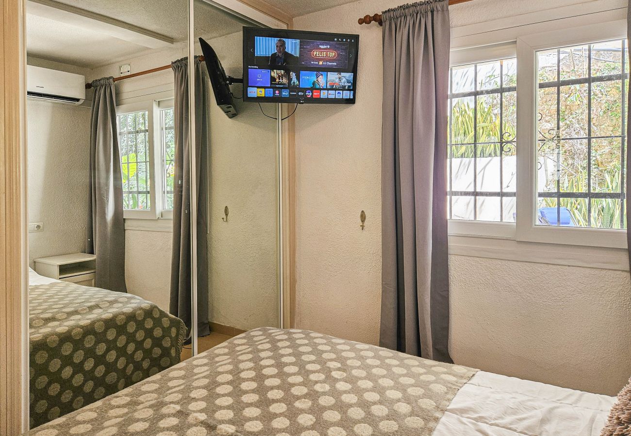 Apartamento en Benalmádena - Apartamento de 1 dormitorio con jardín  para 2 personas, estacionamiento, junto a la playa