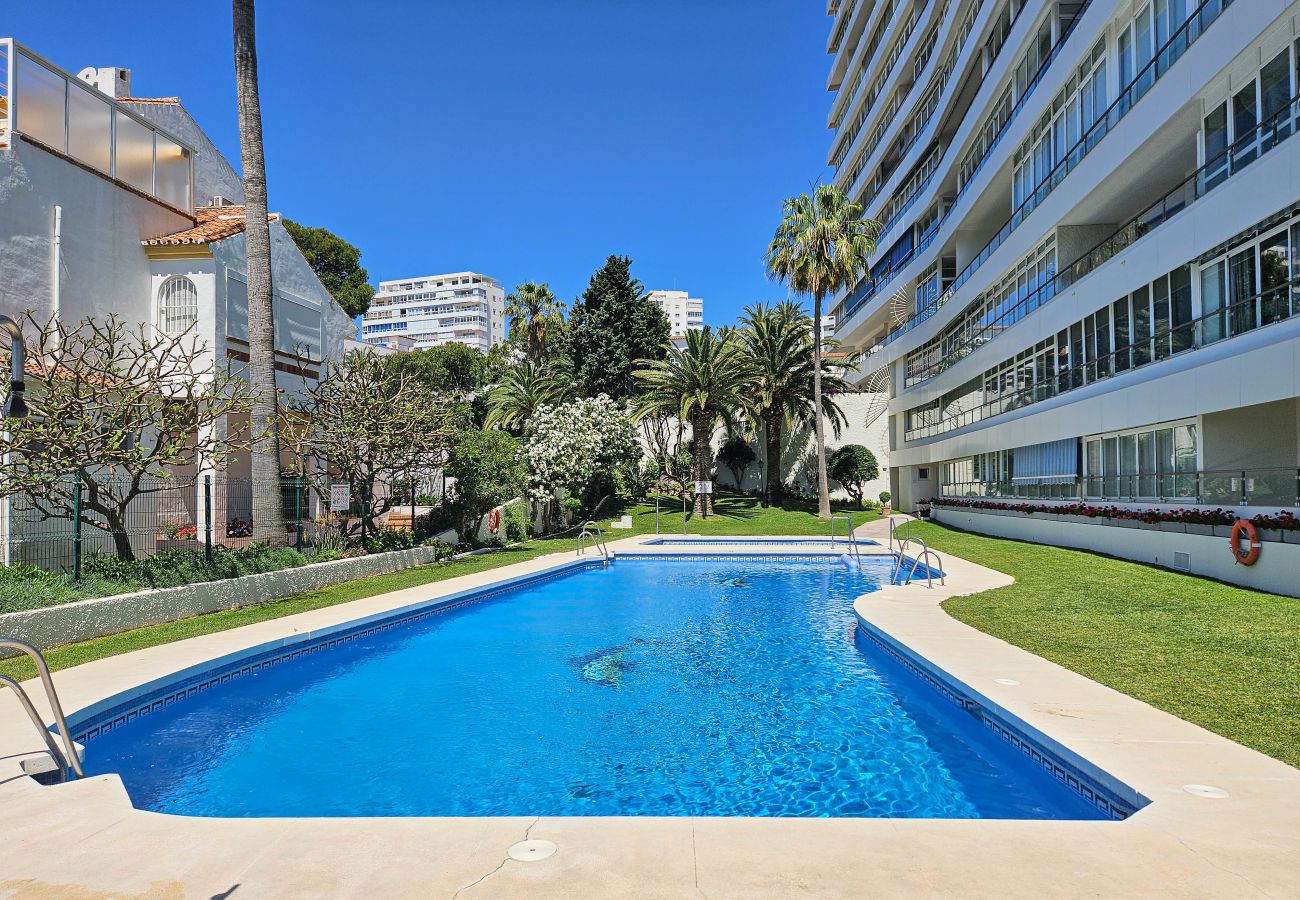 Apartamento en Benalmádena - Apartamento de 1 dormitorio con jardín  para 2 personas, estacionamiento, junto a la playa