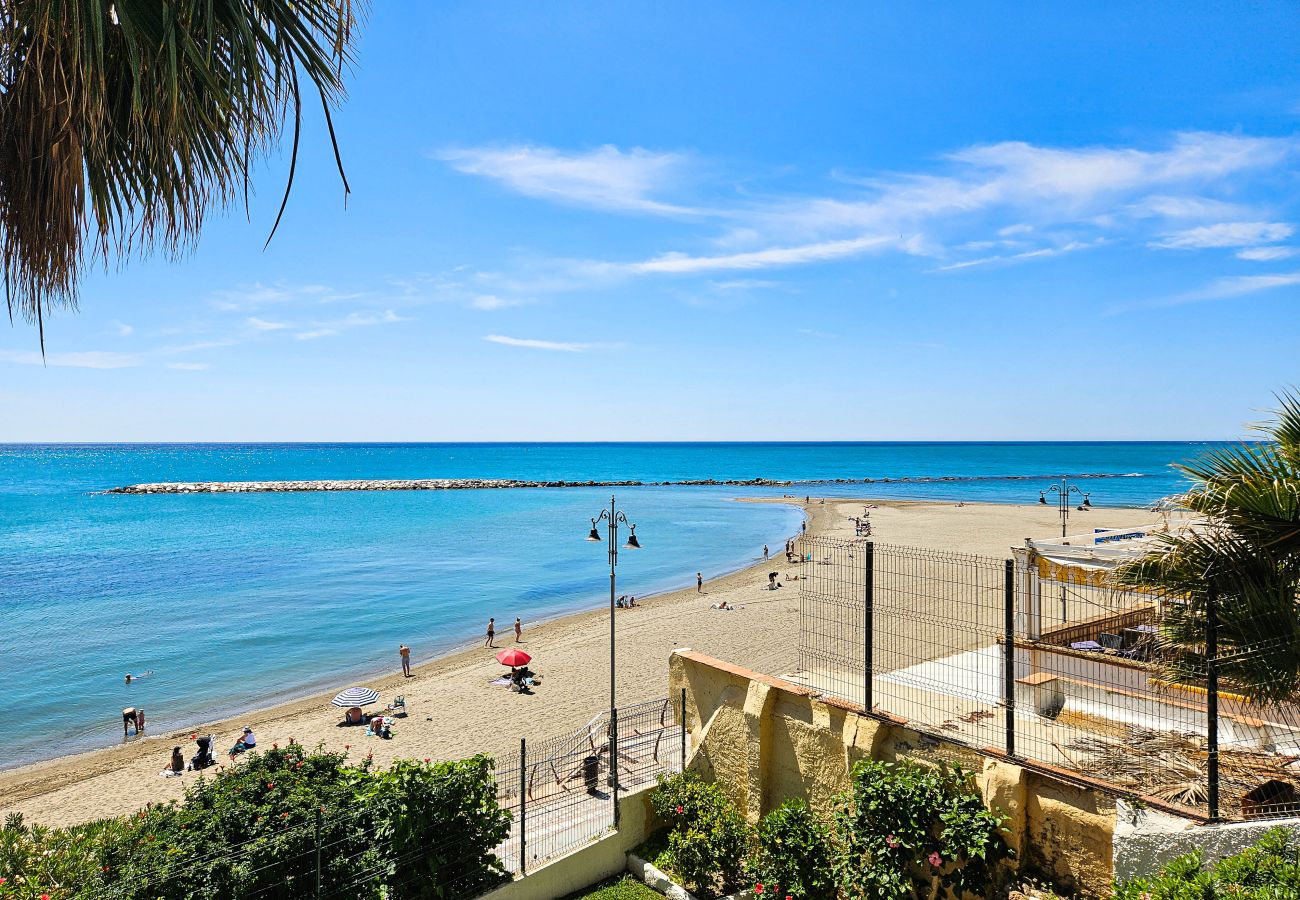 Apartamento en Benalmádena - Apartamento de 1 dormitorio con jardín  para 2 personas, estacionamiento, junto a la playa