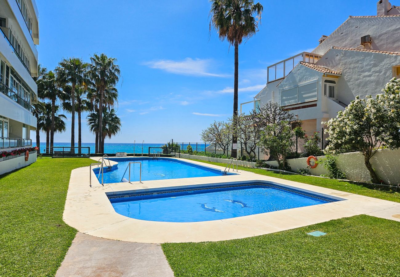 Apartamento en Benalmádena - Apartamento de 1 dormitorio con jardín  para 2 personas, estacionamiento, junto a la playa