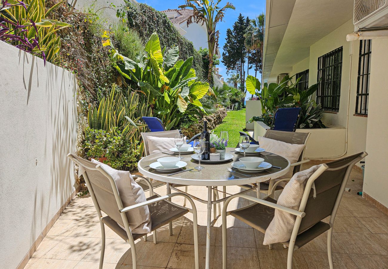 Apartamento en Benalmádena - Apartamento de 1 dormitorio con jardín  para 2 personas, estacionamiento, junto a la playa