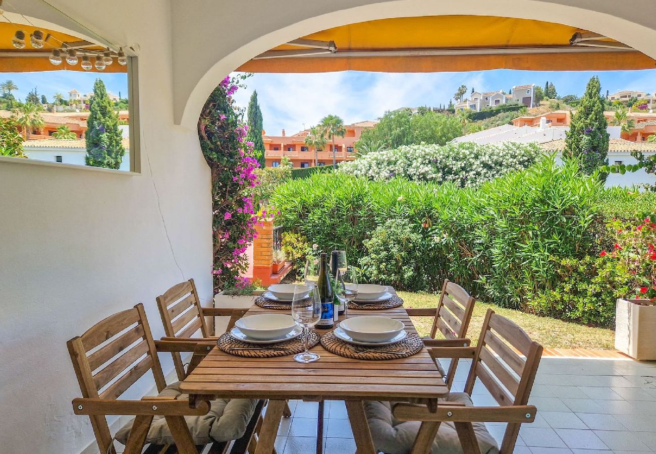 Apartamento en Benahavís - Moderno apartamento de 2 dormitorios con jardín en Benahavis