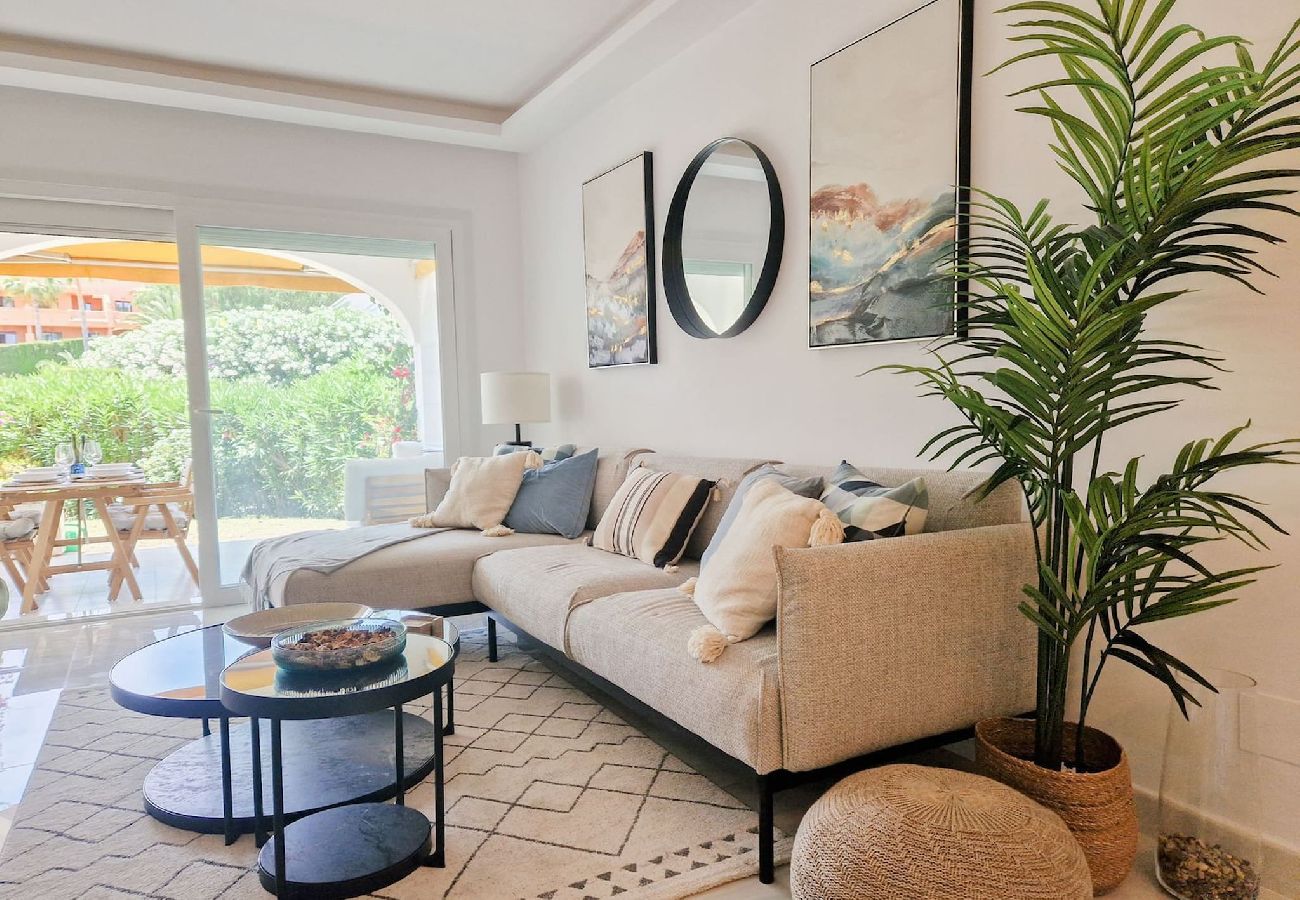 Apartamento en Benahavís - Moderno apartamento de 2 dormitorios con jardín en Benahavis