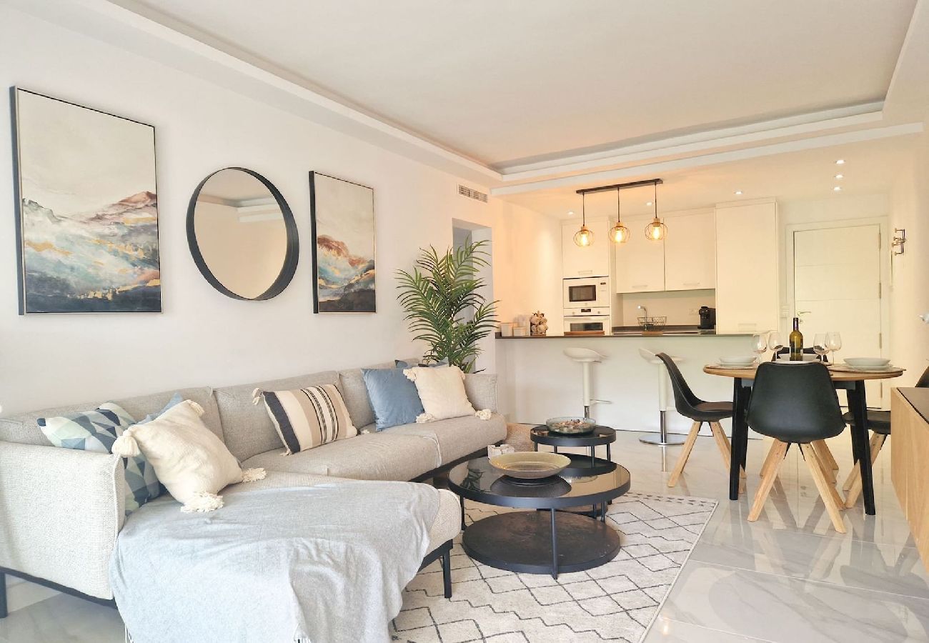 Apartamento en Benahavís - Moderno apartamento de 2 dormitorios con jardín en Benahavis