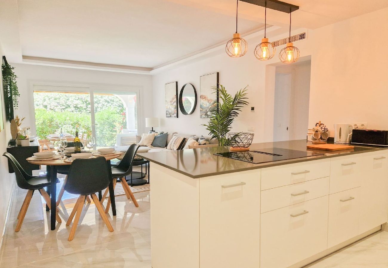 Apartamento en Benahavís - Moderno apartamento de 2 dormitorios con jardín en Benahavis