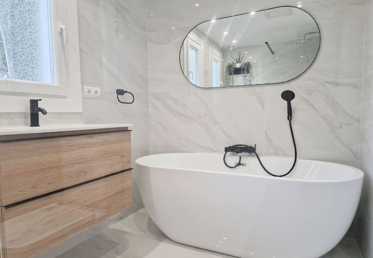Apartamento en Benahavís - Moderno apartamento de 2 dormitorios con jardín en Benahavis
