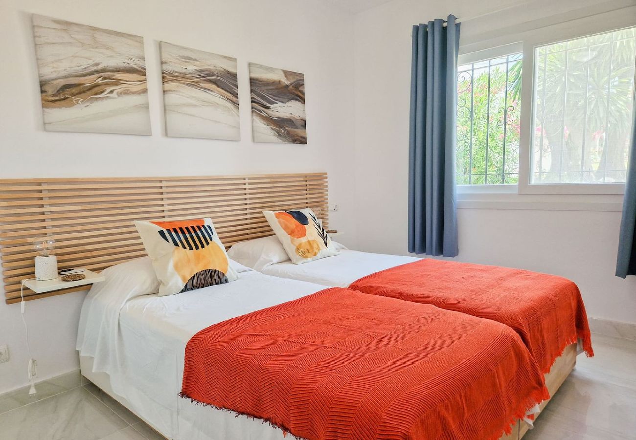 Apartamento en Benahavís - Moderno apartamento de 2 dormitorios con jardín en Benahavis