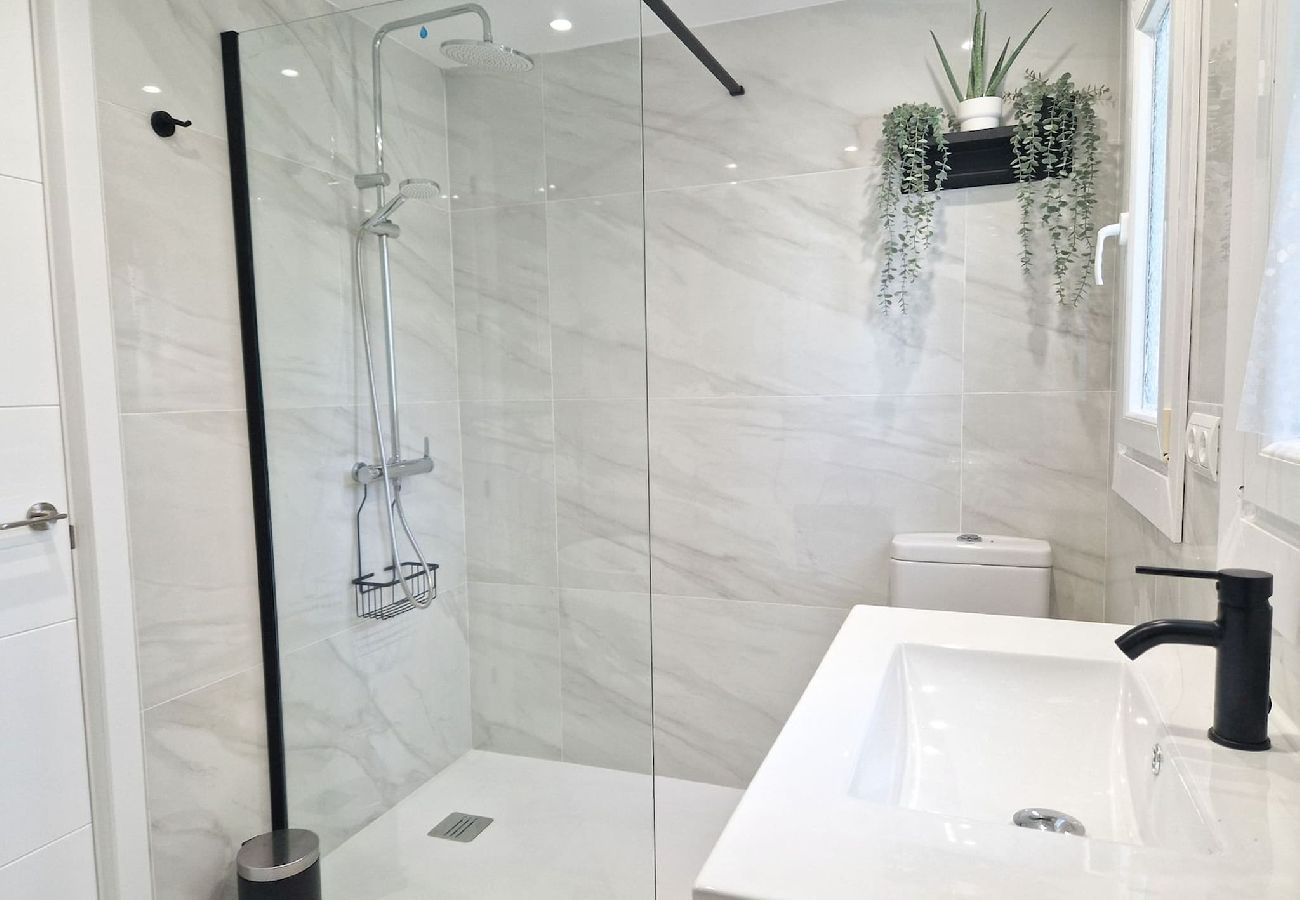 Apartamento en Benahavís - Moderno apartamento de 2 dormitorios con jardín en Benahavis