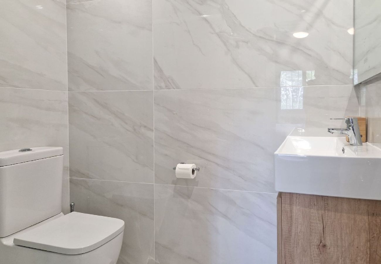 Apartamento en Benahavís - Moderno apartamento de 2 dormitorios con jardín en Benahavis