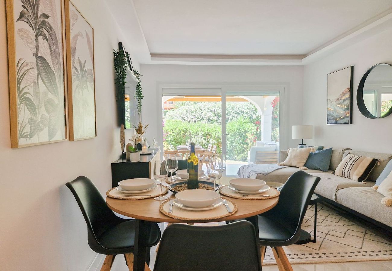 Apartamento en Benahavís - Moderno apartamento de 2 dormitorios con jardín en Benahavis