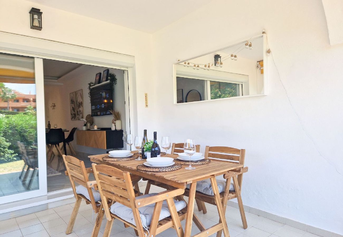 Apartamento en Benahavís - Moderno apartamento de 2 dormitorios con jardín en Benahavis