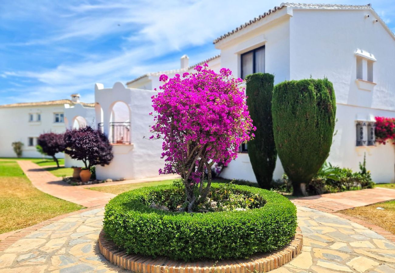 Apartamento en Benahavís - Moderno apartamento de 2 dormitorios con jardín en Benahavis