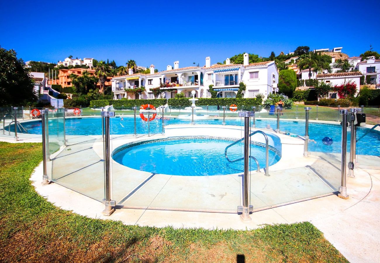 Apartamento en Benahavís - Moderno apartamento de 2 dormitorios con jardín en Benahavis