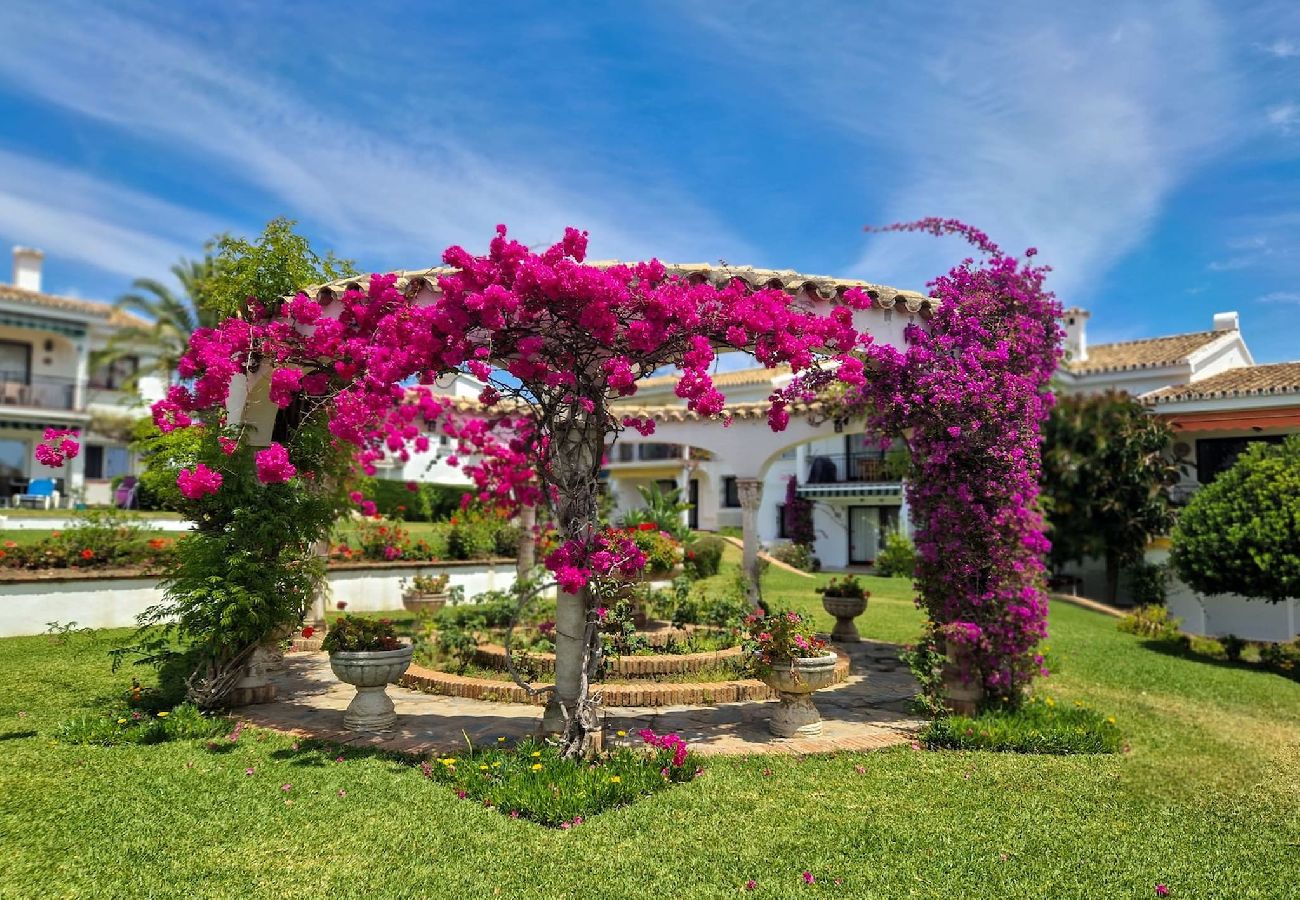 Apartamento en Benahavís - Moderno apartamento de 2 dormitorios con jardín en Benahavis