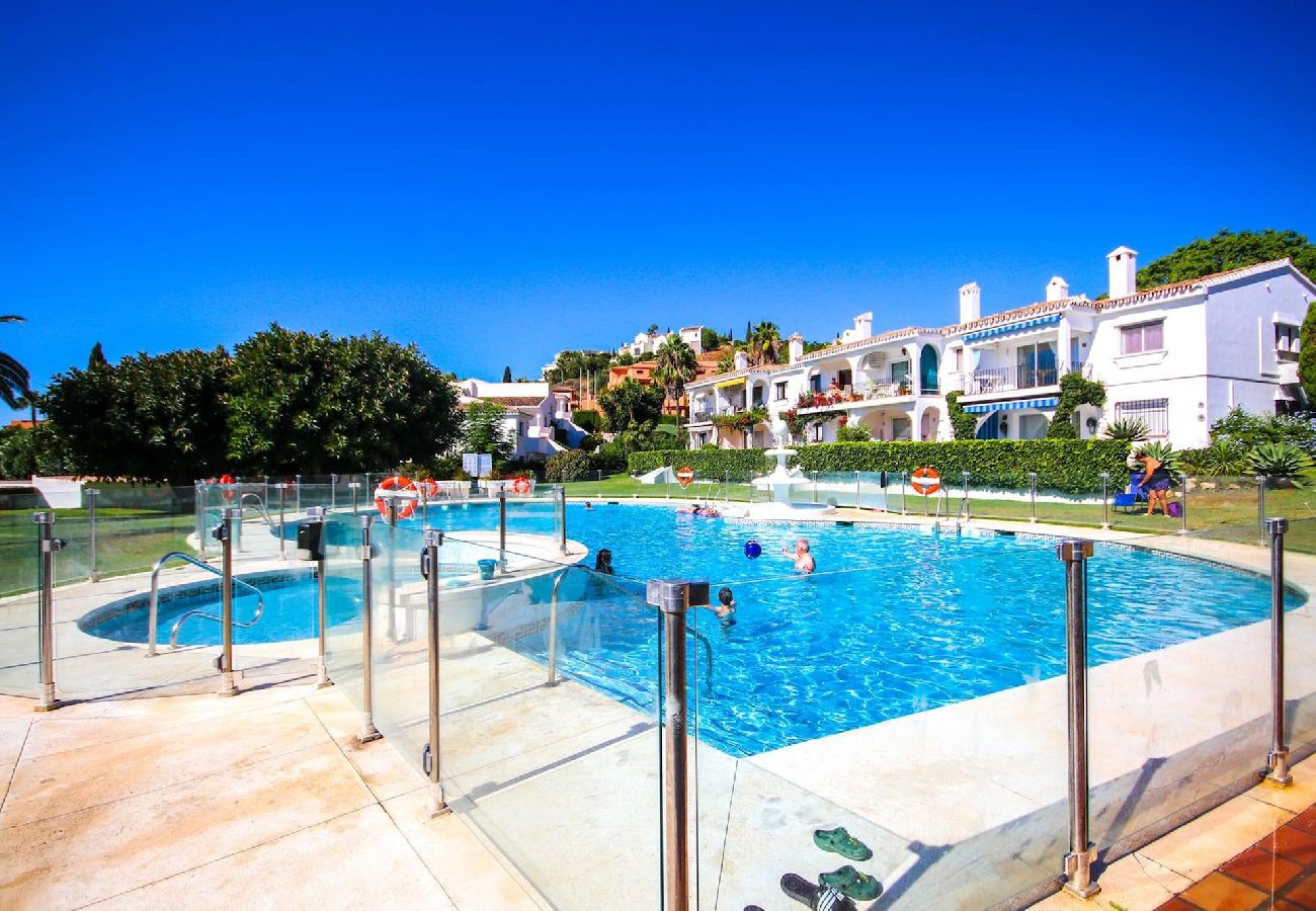 Apartamento en Benahavís - Moderno apartamento de 2 dormitorios con jardín en Benahavis