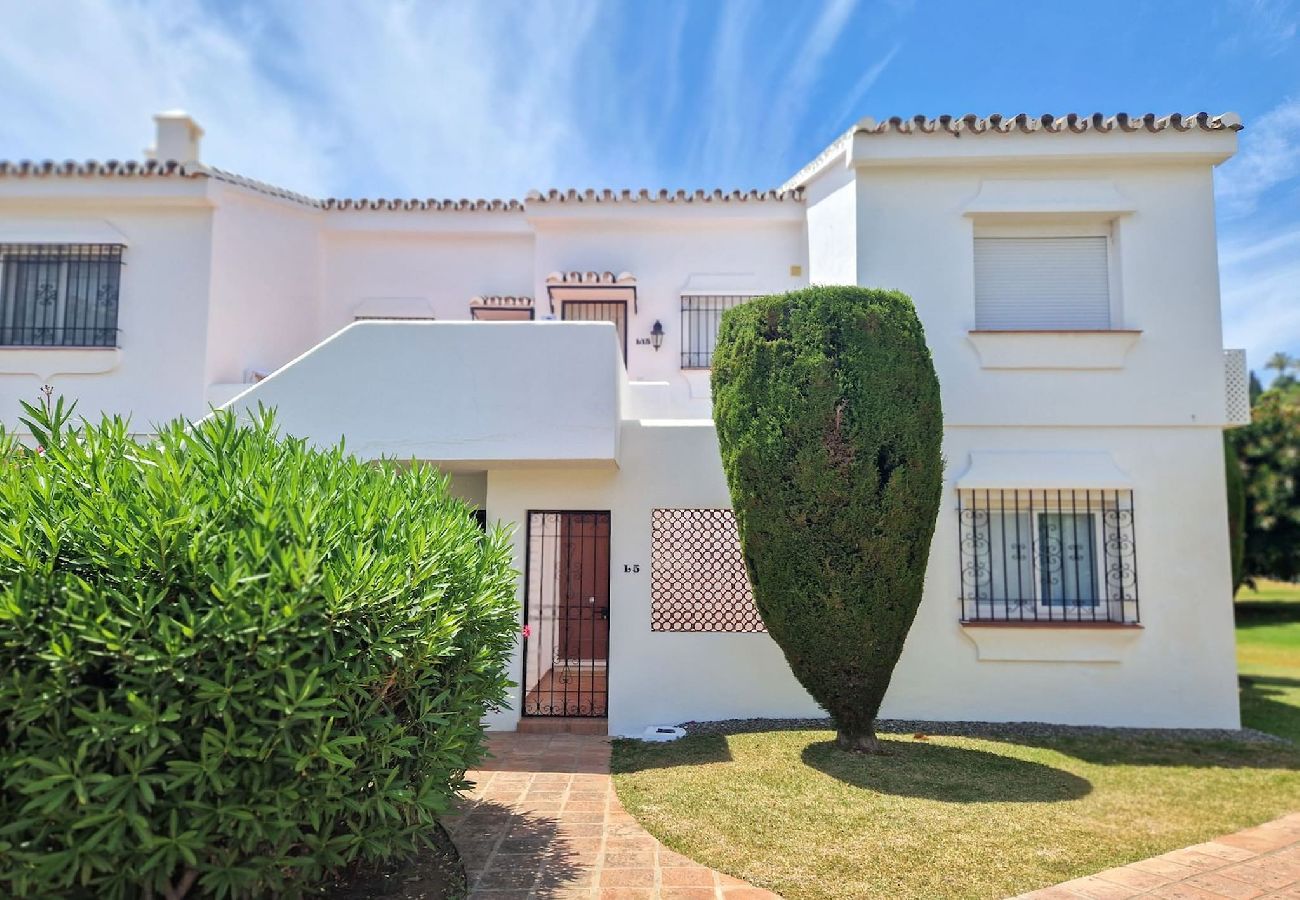Apartamento en Benahavís - Moderno apartamento de 2 dormitorios con jardín en Benahavis