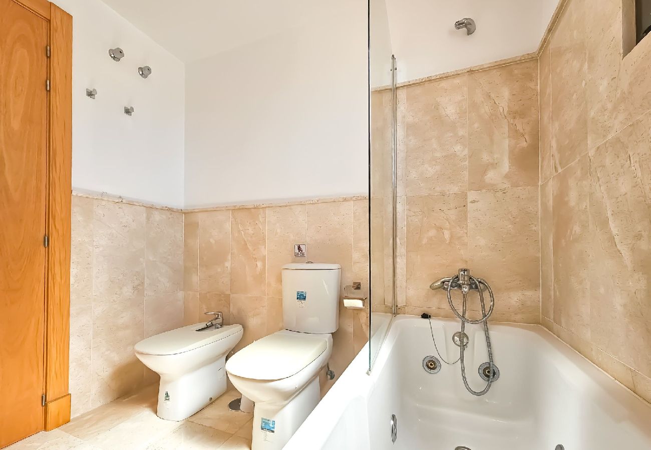 Apartamento en Casares - Ático moderno de 3 dormitorios en Casares Costa + BBQ