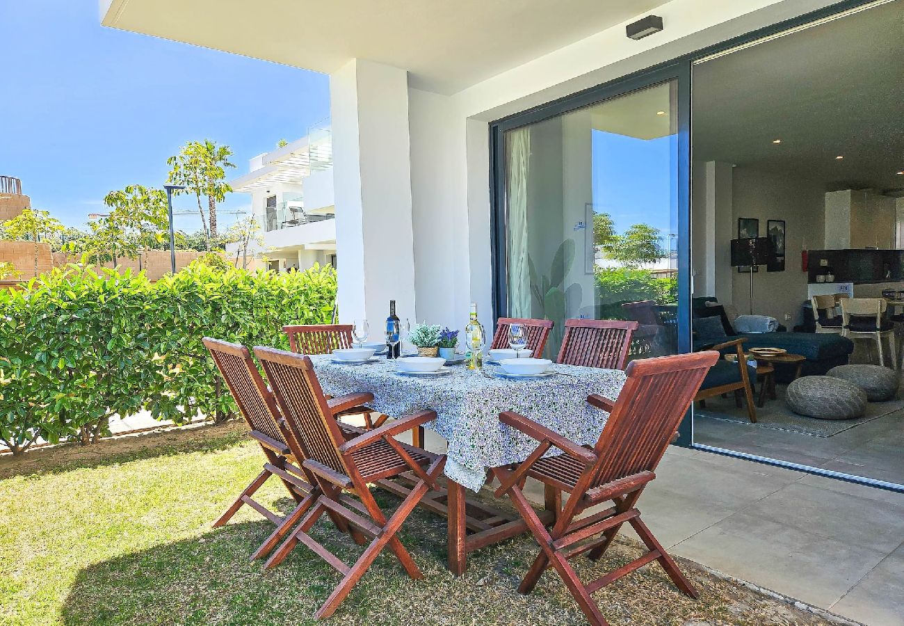 Apartamento en La Cala de Mijas - Moderno apartamento de 3 dormitorios con jardín junto a la piscina Casa Banderas