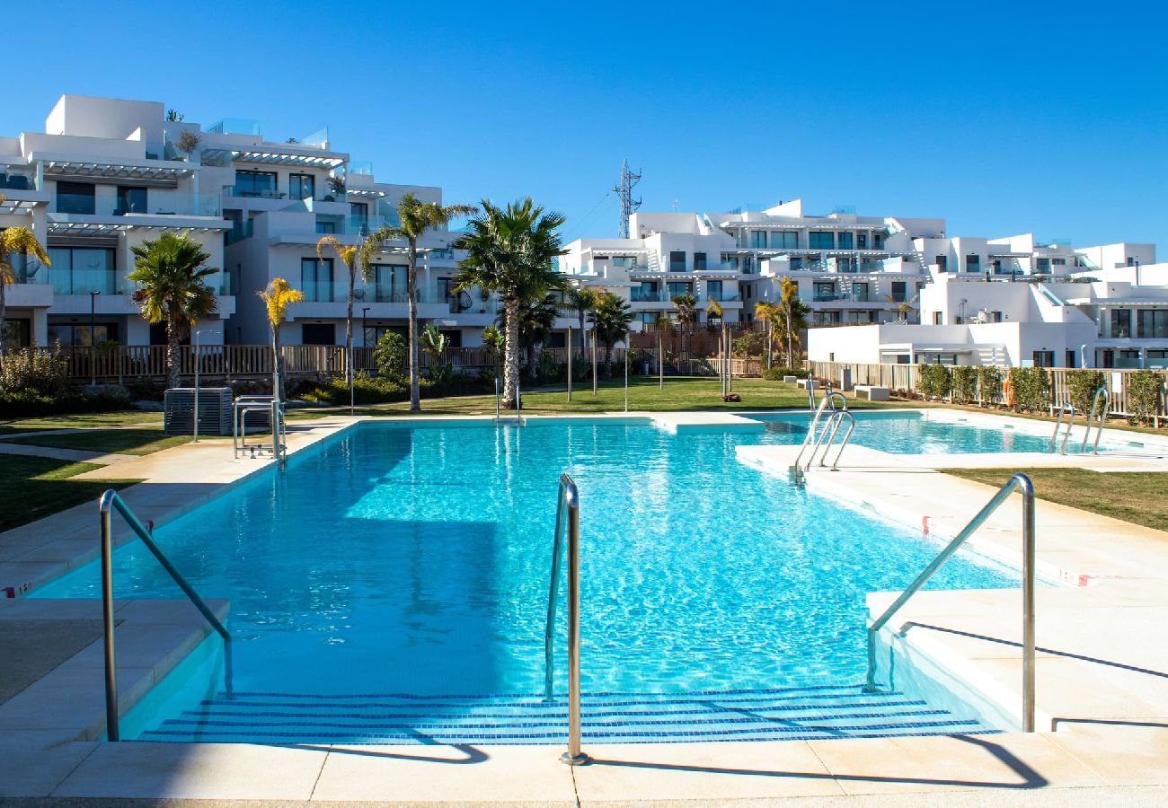 Apartamento en La Cala de Mijas - Moderno apartamento de 3 dormitorios con jardín junto a la piscina Casa Banderas