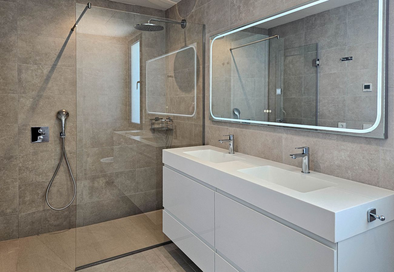 Villa en La Cala de Mijas - Nueva villa de cuatro dormitorios con piscina privada.