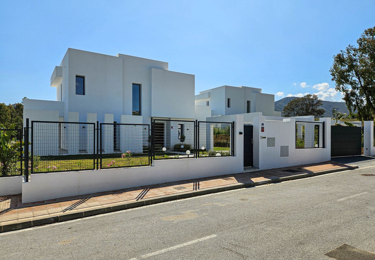 Villa en La Cala de Mijas - Nueva villa de cuatro dormitorios con piscina privada.