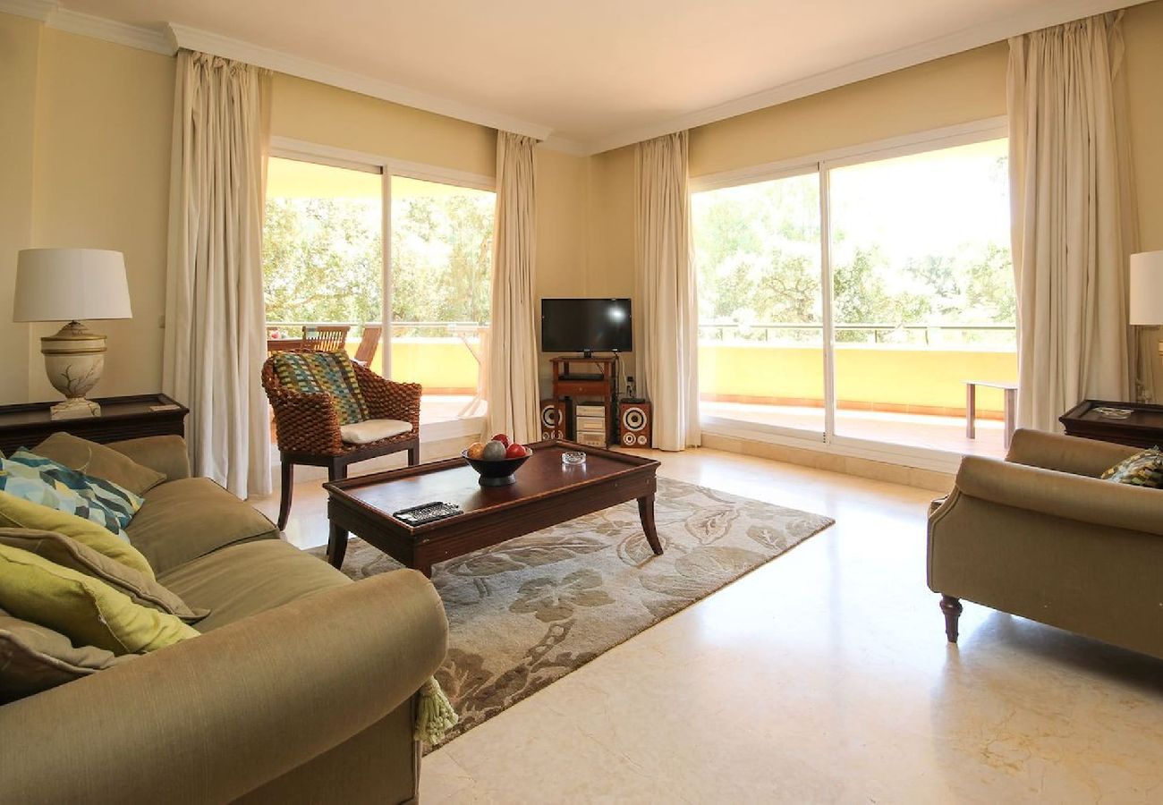 Apartment in Marbella - Spacious Apartment Close to Golf and Amenities 