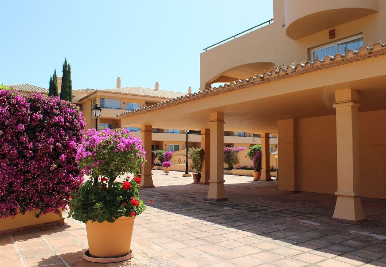 Apartment in Marbella - Spacious Apartment Close to Golf and Amenities 