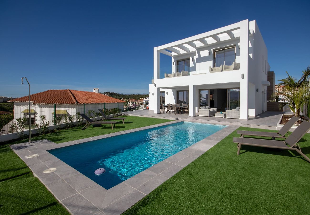 Villa in Mijas Costa - Spacious modern villa with great outdoor spaces 