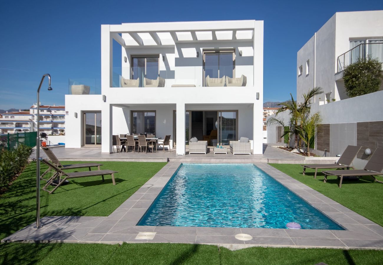 Villa in Mijas Costa - Spacious modern villa with great outdoor spaces 