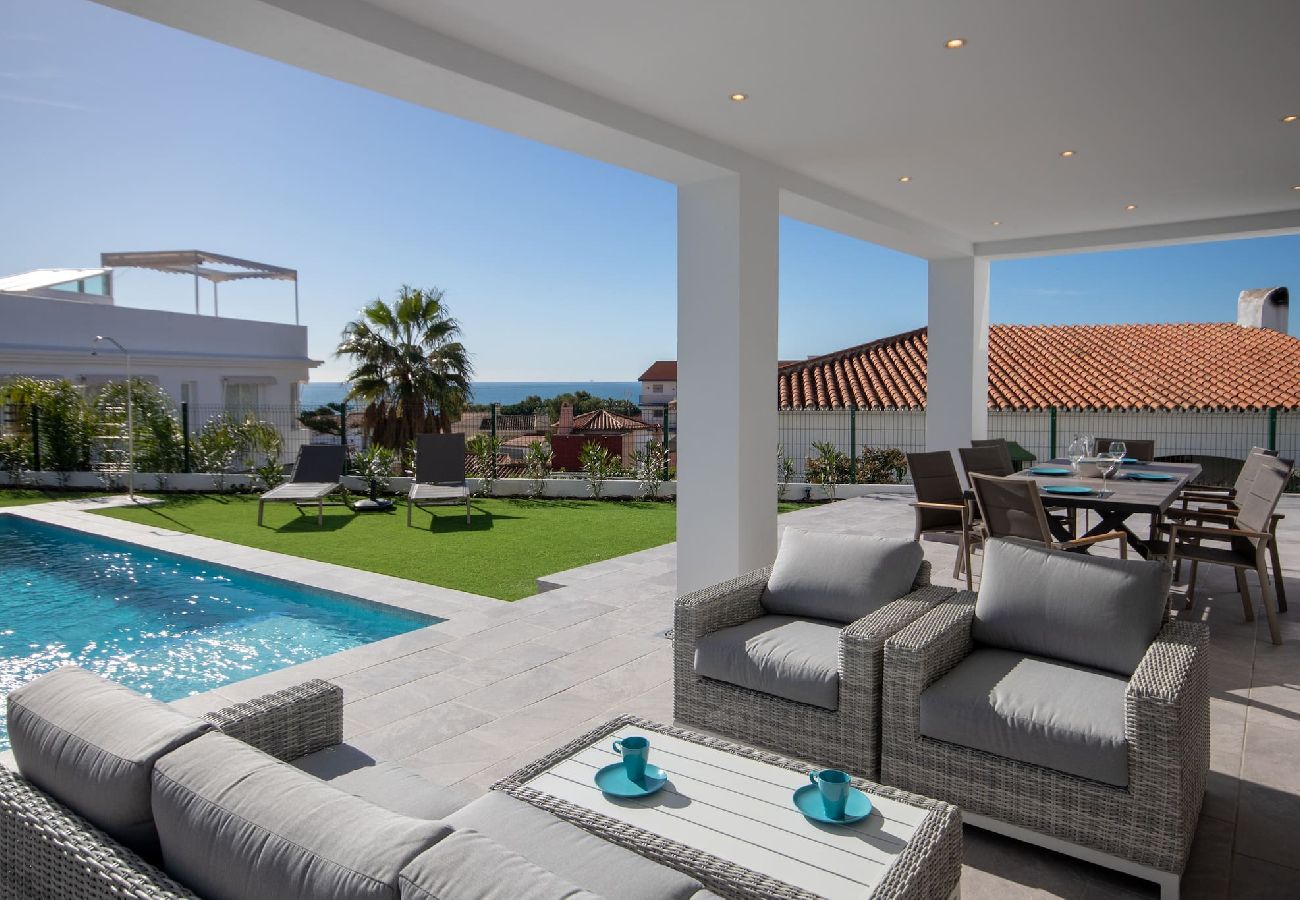 Villa in Mijas Costa - Spacious modern villa with great outdoor spaces 