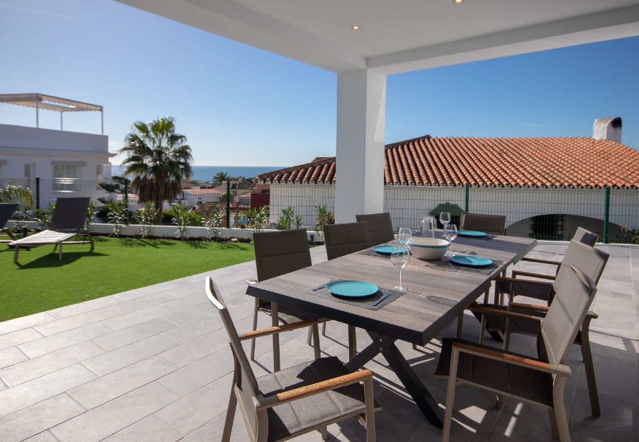 Villa in Mijas Costa - Spacious modern villa with great outdoor spaces 