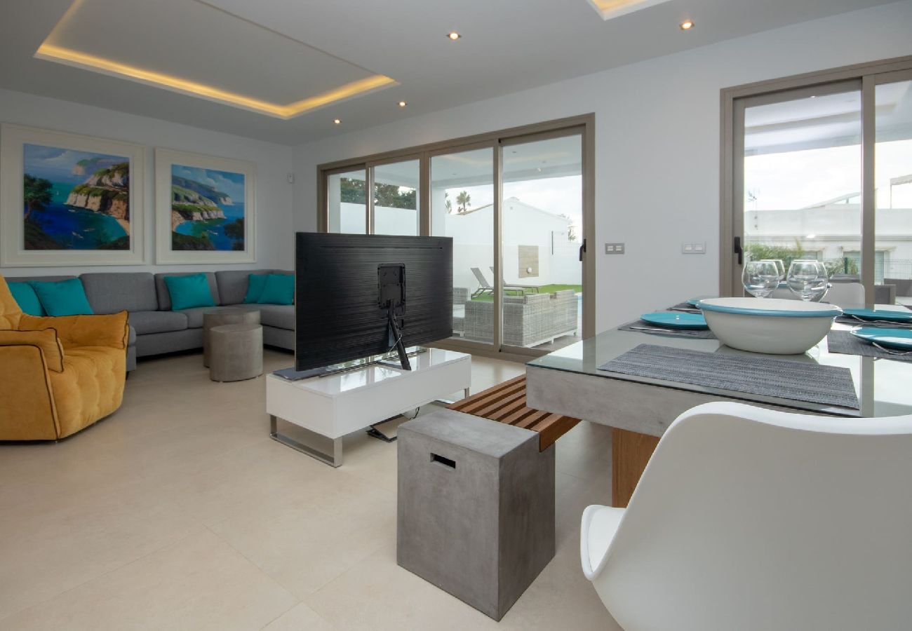 Villa in Mijas Costa - Spacious modern villa with great outdoor spaces 