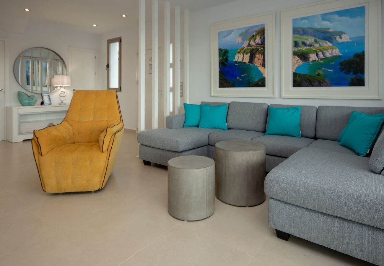 Villa in Mijas Costa - Spacious modern villa with great outdoor spaces 