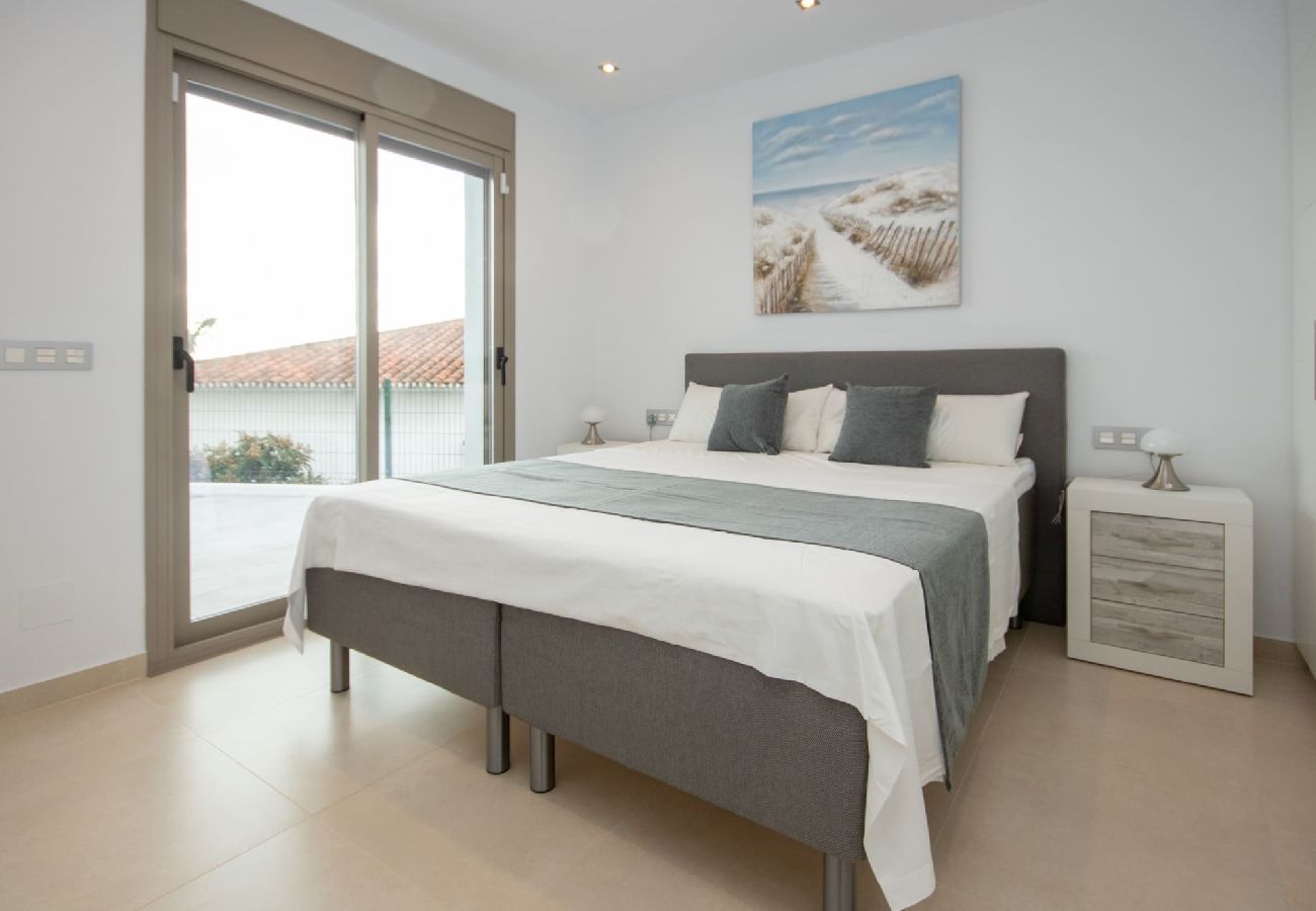 Villa in Mijas Costa - Spacious modern villa with great outdoor spaces 