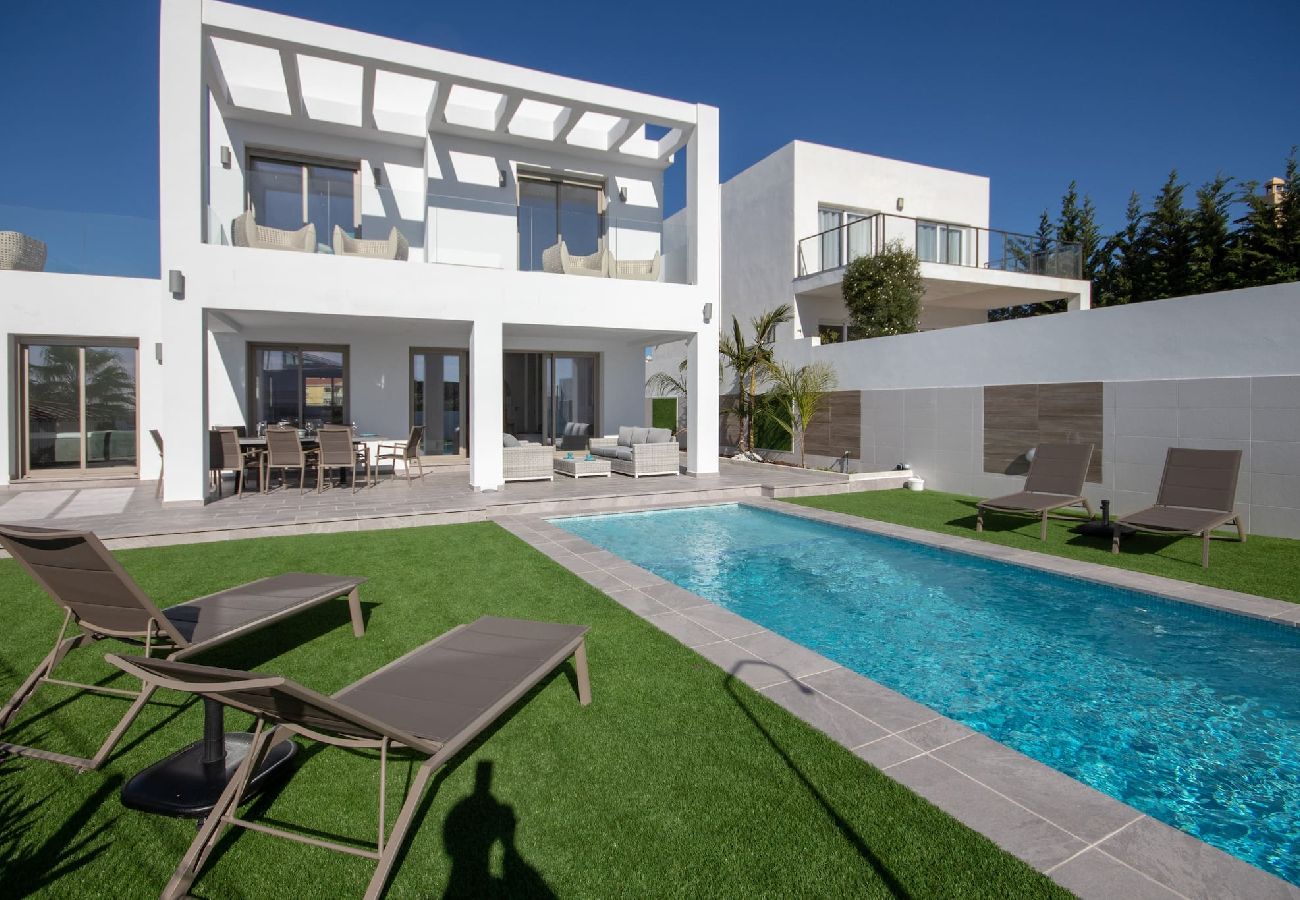 Villa in Mijas Costa - Spacious modern villa with great outdoor spaces 