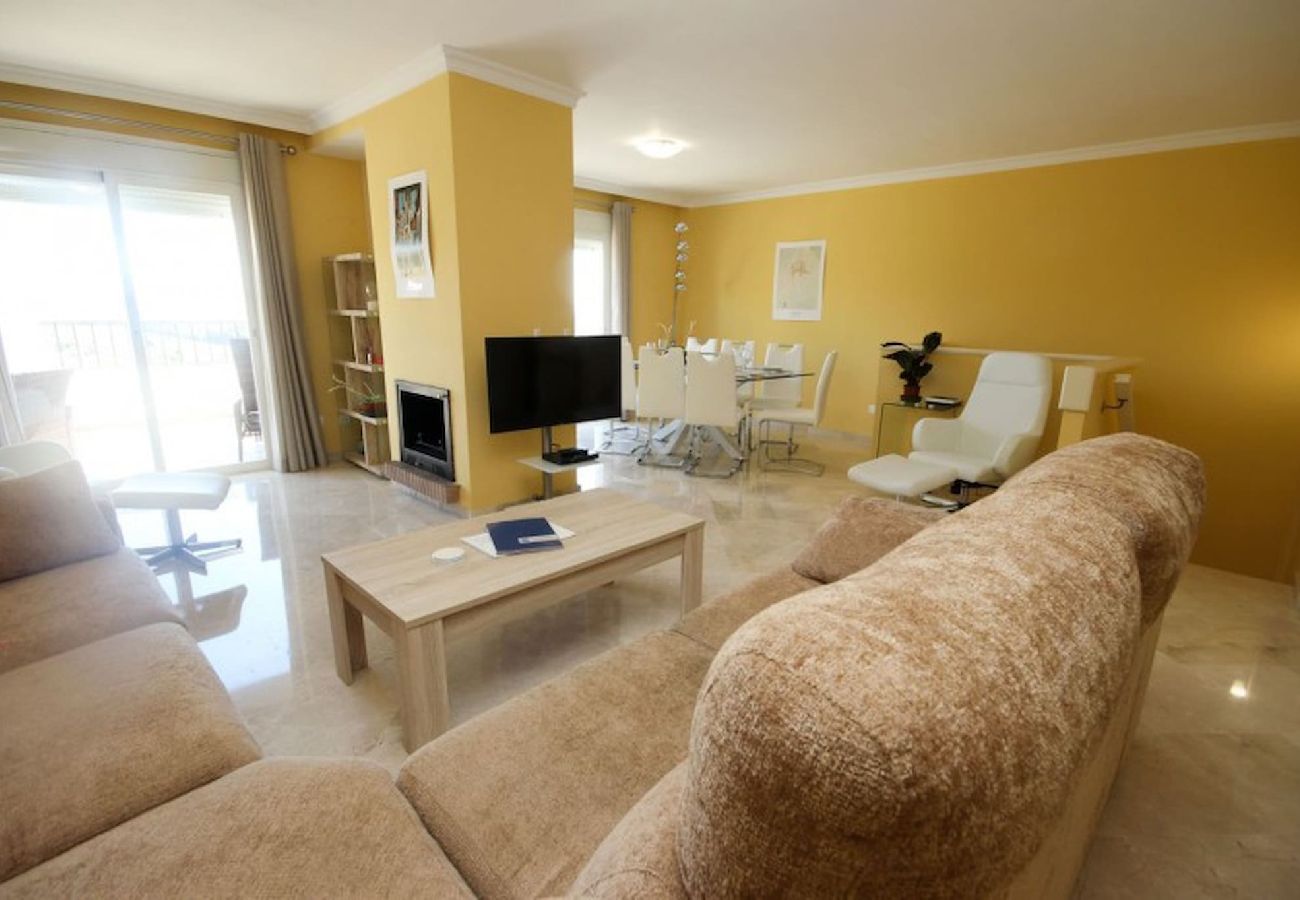 Townhouse in Casares - Spacious 4 Bedroom Townhouse in Bahia de Casares 