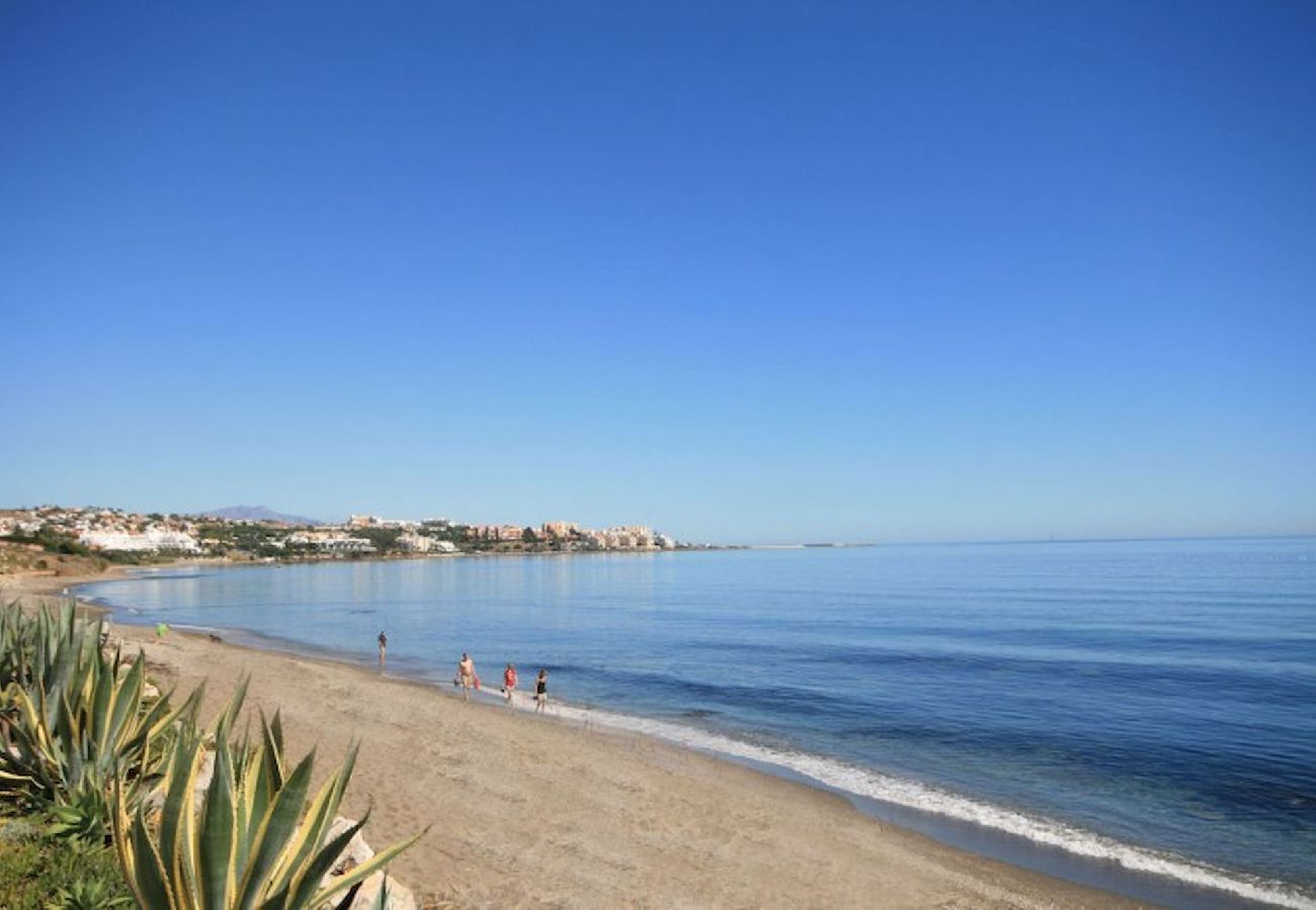 Apartment in Estepona - 2 bedroom apartment overlooking Valle Romano golf course